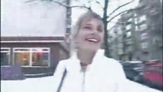 Deux salopes blondes travaillent sur film x amateurs français de grosses bites noires et blanches à l'extérieur