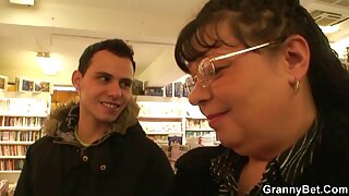 Deux mecs baisent une fille oversexuée film x gratuit amateur francais en lingerie sexy